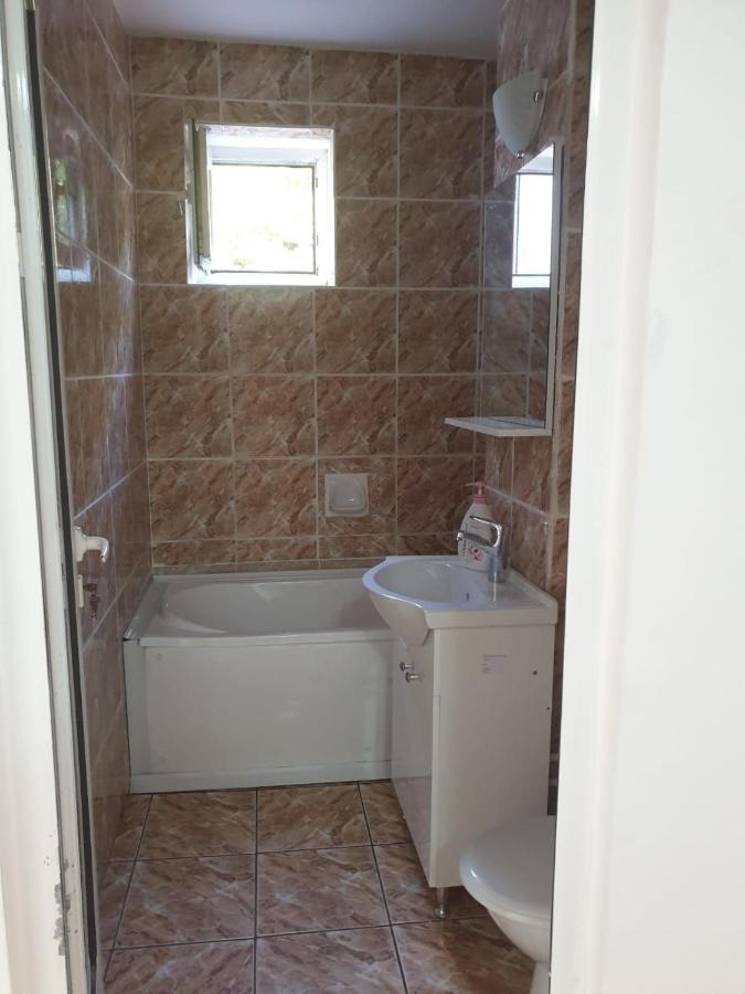 Cazare Apartament Cu 2 Camere Nehoiu Zewnętrze zdjęcie